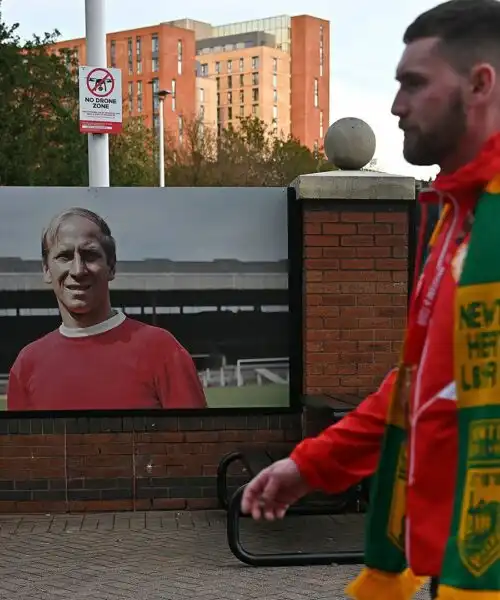 Inghilterra in lacrime per Bobby Charlton: le foto delle manifestazioni di lutto