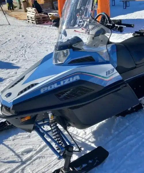 Bolidi sulla neve: le foto delle motoslitte di Carabinieri e Polizia