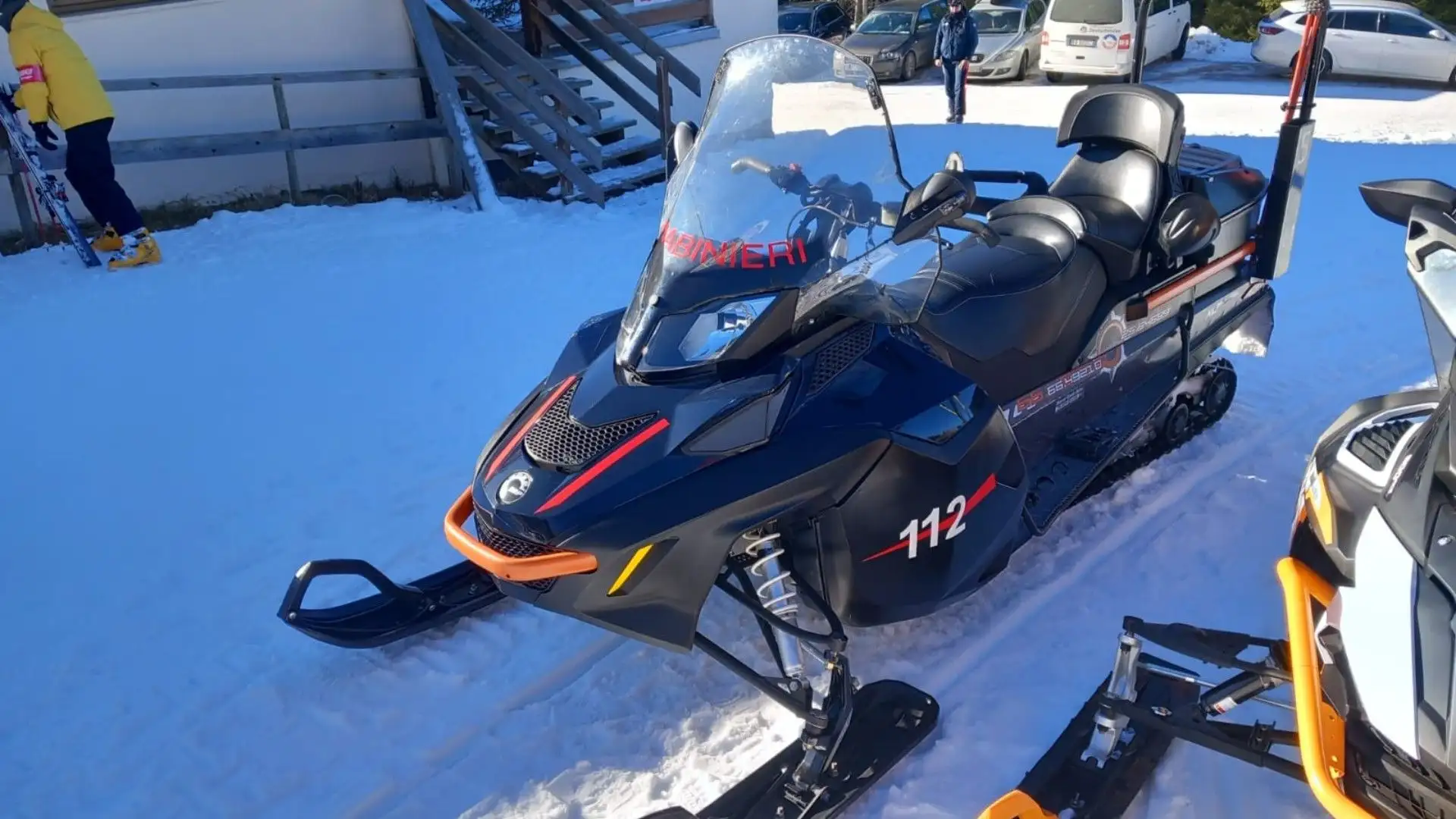 Con destrezza e agilità, la motoslitta dei Carabinieri affronta le sfide della neve
