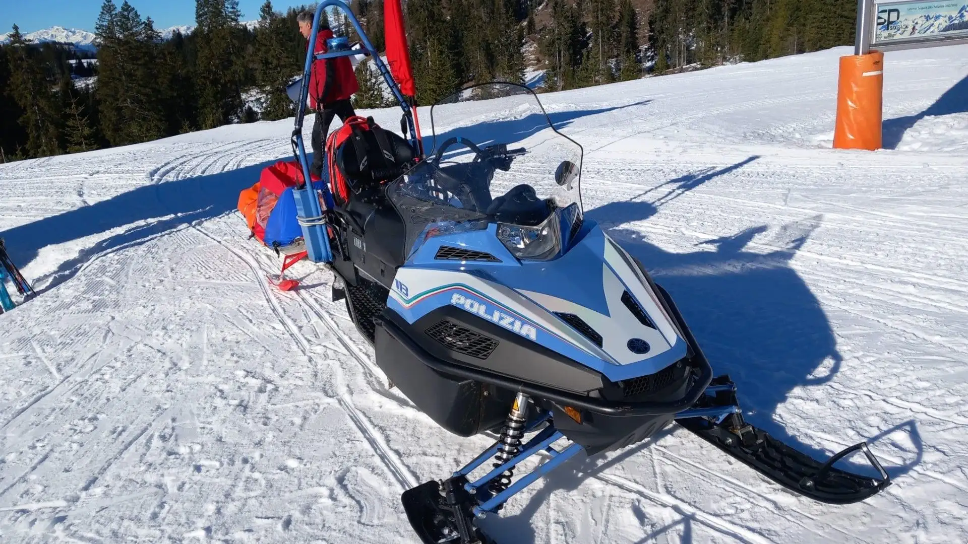 Tra le montagne e oltre: la motoslitta della Polizia di Stato assicura la presenza delle forze dell'ordine