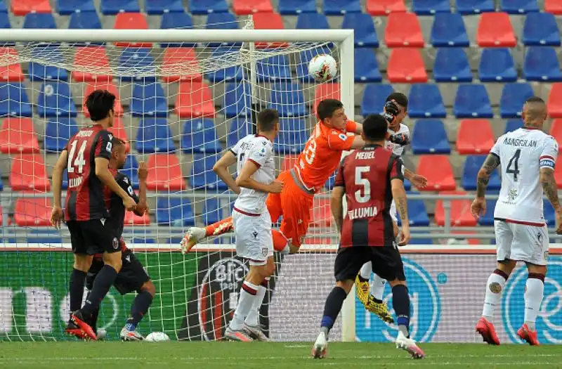 Padroni di casa in vantaggio nel finale del primo tempo con Barrow, pareggio degli ospiti nella ripresa con Simeone.