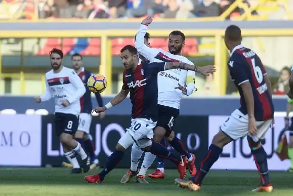 Un punto a testa nella sfida di Bolgona con i sardi in vantaggio nel primo tempo grazie al solito Joao Pedro e con la squadra di Donadoni che acciuffa il pari a 10 dalla fine con un gol di Destro.