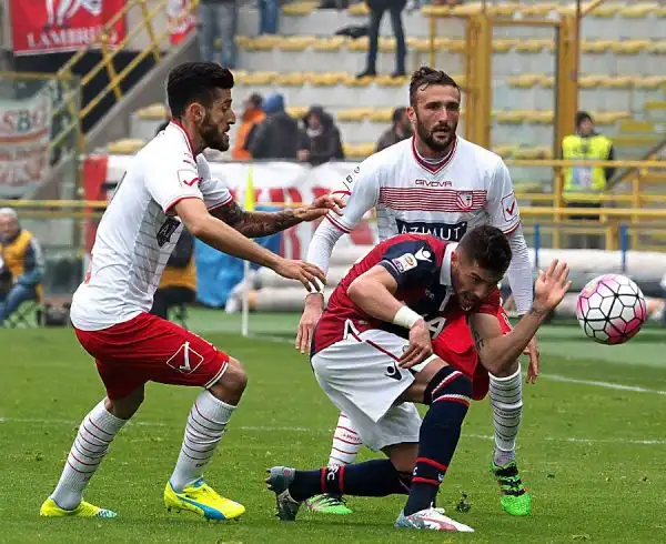 La squadra di Donadoni crea diverse occasioni ma non riesce a piegare il Carpi che conferma la sua solidità e con il pari del Dall'Ara tiene vive le speranze salvezza.