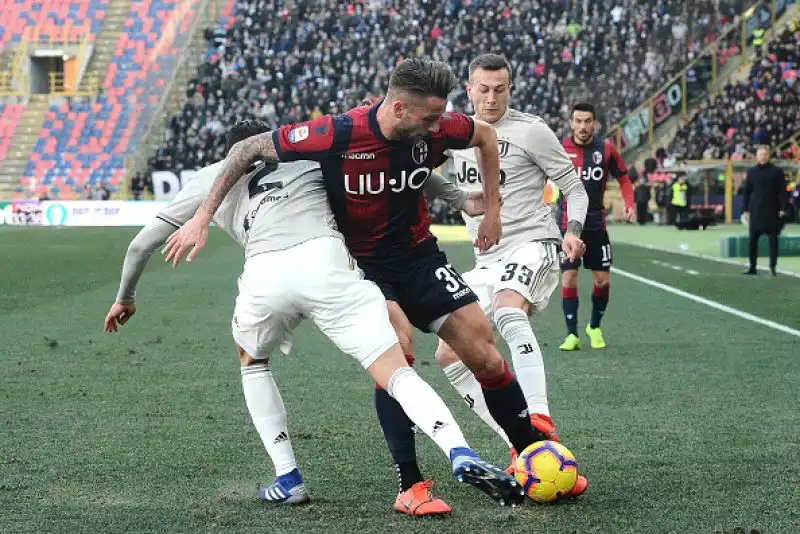 I bianconeri vincono soffrendo a Bologna con un gol di Dybala nella ripresa e rialzano la testa dopo la batosta subita a Madrid in Champions League.