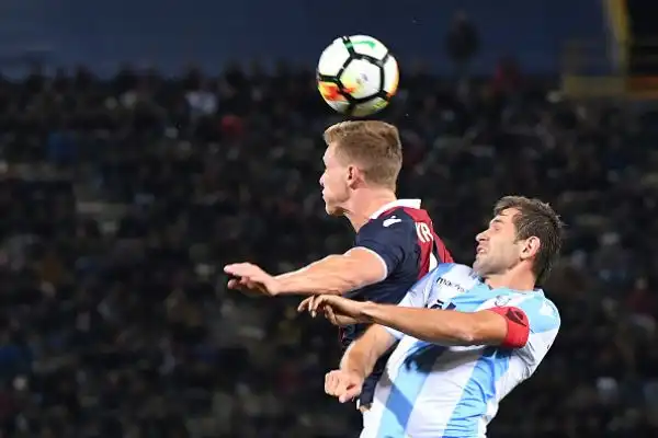 Milincovic-Savic e Lulic portano al doppio vantaggio i biancocelesti. Poi, dopo un rigore sbagliato da Immobile, il Bologna la riapre ma non riesce a raggiungere il 2-2.