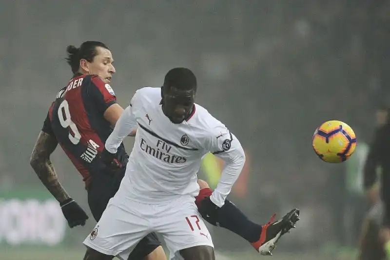 Rossoneri spuntati nel primo tempo e costretti a difendersi nel finale dopo l'espulsione di Bakayoko.