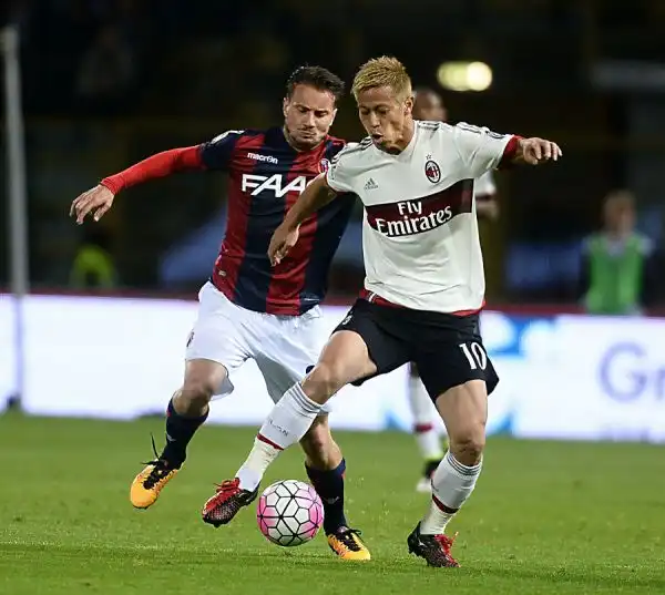 Il Milan torna a vincere e supera almeno per una notte il Sassuolo al sesto posto della classifica. Decisivo a Bologna un rigore di Bacca.