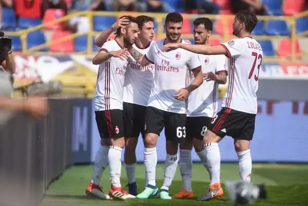 I rossoneri scappano con le reti di Calhanoglu e Bonaventura, nella ripresa il gol di De Maio serve solo per accorciare le distanze.