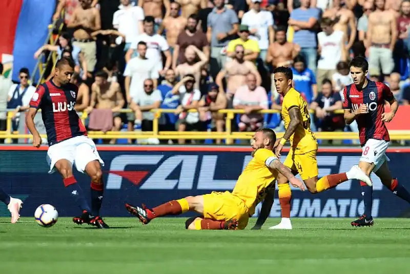 Con un gol per tempo di Mattiello e Santander, i rossoblu si sbloccano e ottengono la prima vittoria della stagione contro una brutta Roma.