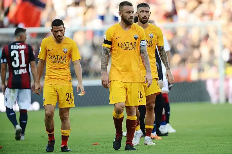 Con un gol per tempo di Mattiello e Santander, i rossoblu si sbloccano e ottengono la prima vittoria della stagione contro una brutta Roma.