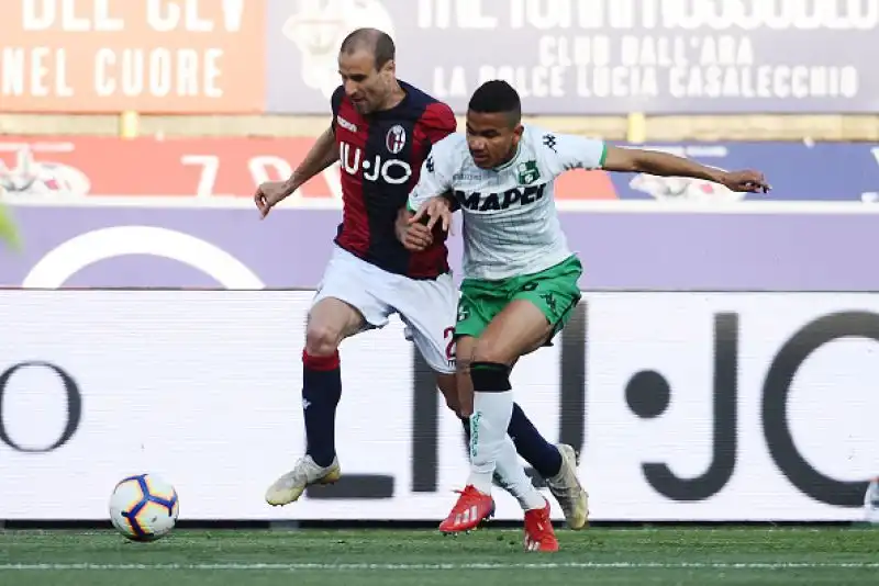 Un gol di Destro all'ultimo respiro vale i tre punti dopo il primo vantaggio felsineo di Pulgar e il pareggio di Boga.