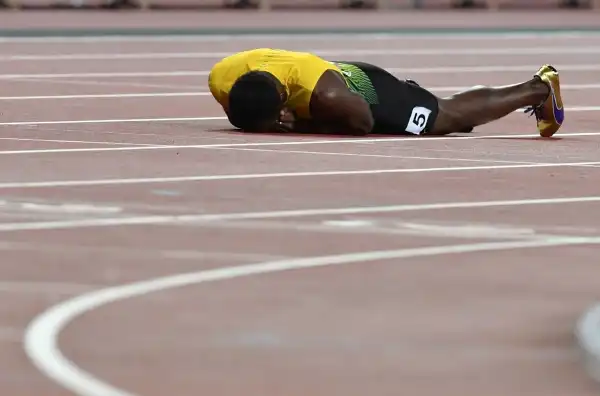 Bolt, ancora uno choc: drammatico infortunio nella 4x100 che ha chiuso la sua carriera. Epilogo amarissimo per il giamaicano, che non conclude la gara.