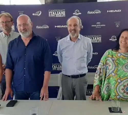 Bonaccini parte dal padel per arrivare a Valentino Rossi e a Jannik Sinner