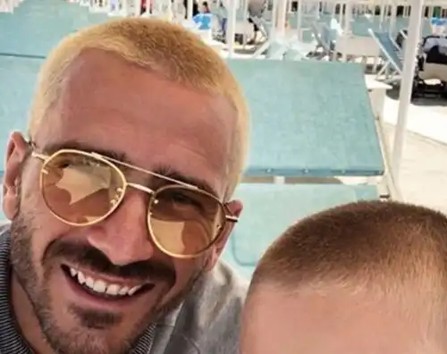 Bonucci si sciacqua la testa: color platino