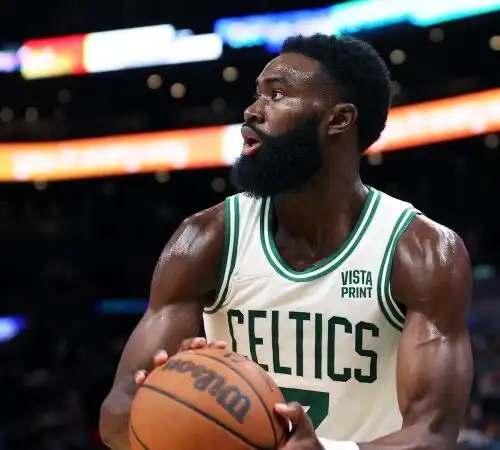 NBA, magico Jaylen Brown ma sorride New York