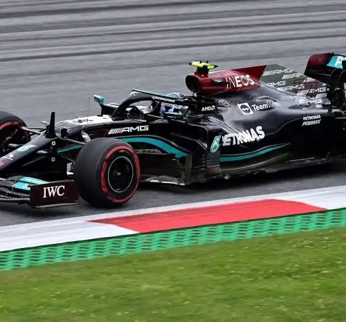 Testacoda ai box, Valtteri Bottas deriso anche da Taki Inoue