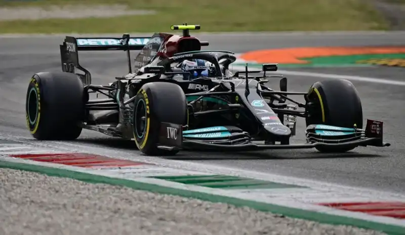 Mercedes, Valtteri Bottas sacrificato per fermare Max Verstappen