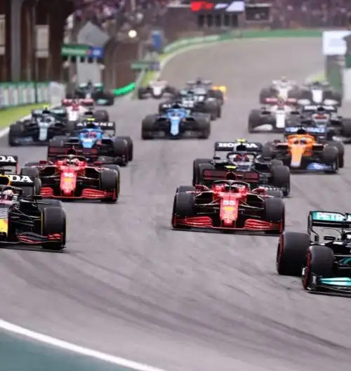 Valtteri Bottas sorprende Max Verstappen, Lewis Hamilton non molla