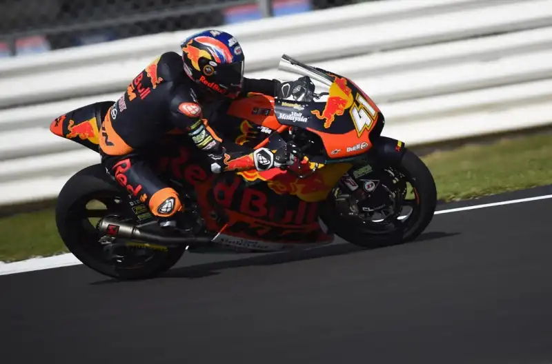 Moto2: vince Binder, Marquez rimanda il titolo