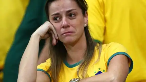 Il 7-1 della Germania sul Brasile è una figuraccia che segnerà la storia del calcio. E i tifosi verdeoro si sono abbandonati alle lacrime, sia allo stadio Mineirao che nelle piazze del Paese.