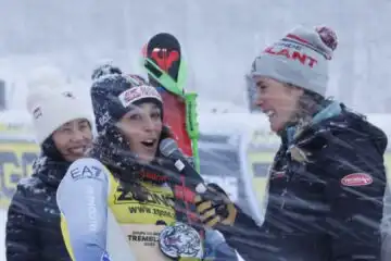 Federica Brignone stacca Sofia Goggia e sorride