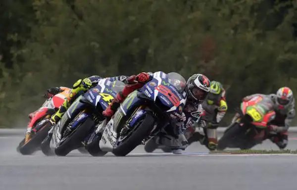 Crutchlow ha vinto a sorpresa il Gran Premio della Repubblica Ceca, la sua prima vittoria nella classe regina, il britannico ha chiuso davanti a Rossi e Marquez.