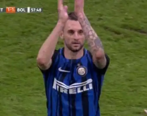 Applausi ironici di Brozovic a San Siro