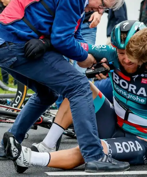 Brutta caduta al Giro delle Fiandre: le foto