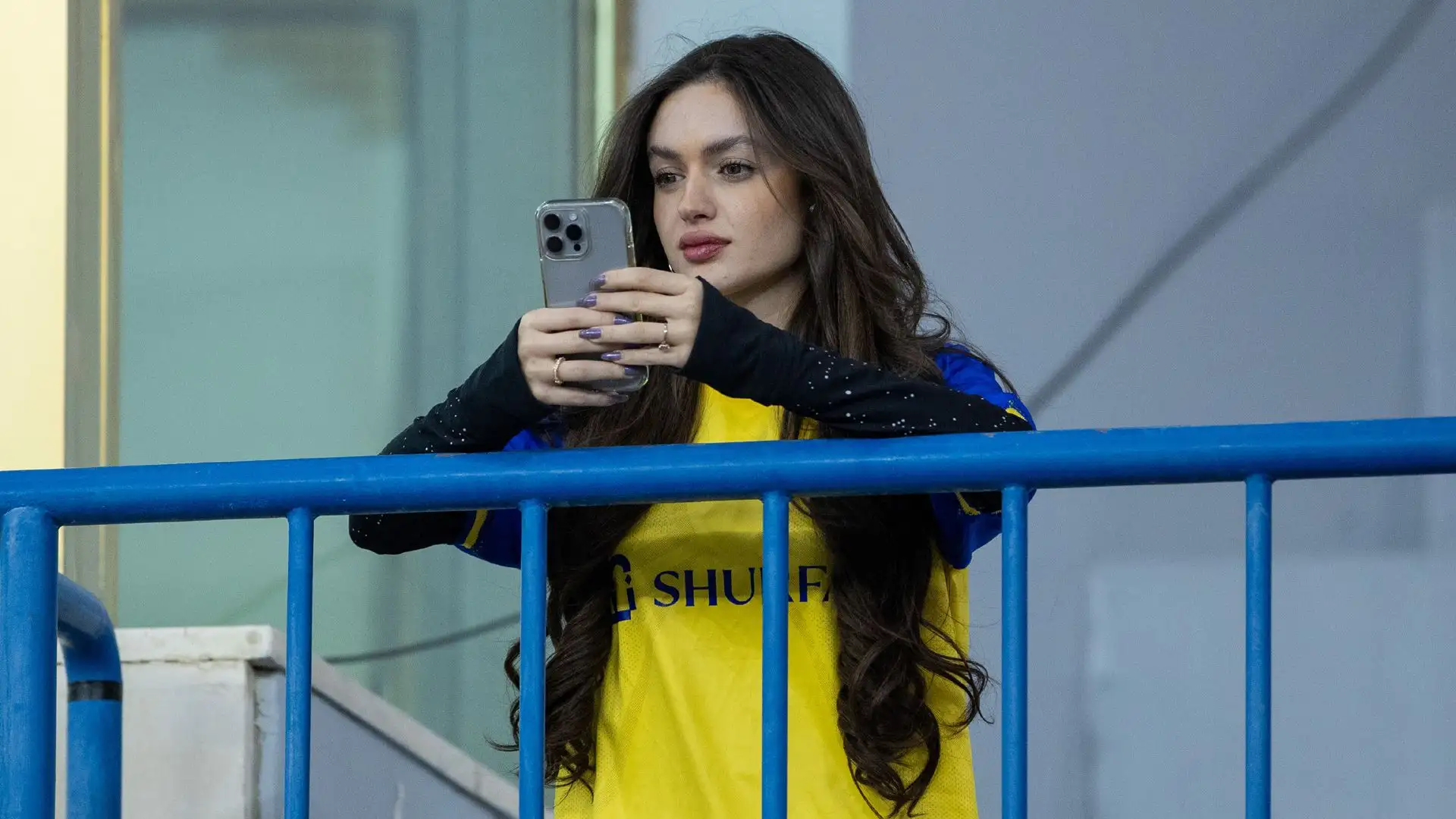 Una tifosa dell'Al Nassr guarda la partita