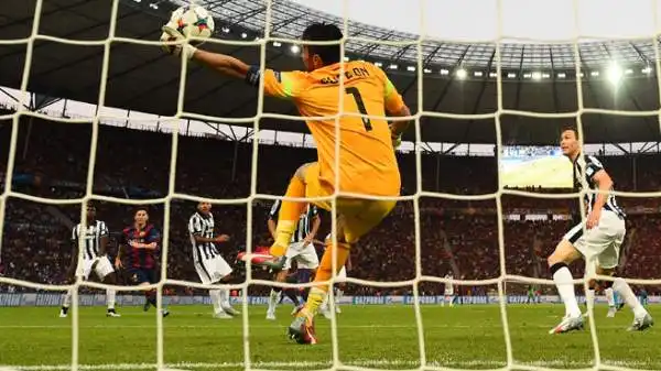Buffon 7,5. Il voto non è più alto solo per un disimpegno sbagliato che a fine primo tempo libera Neymar. Ma compie diversi interventi grandiosi. E la parata dell'anno su Dani Alves.
