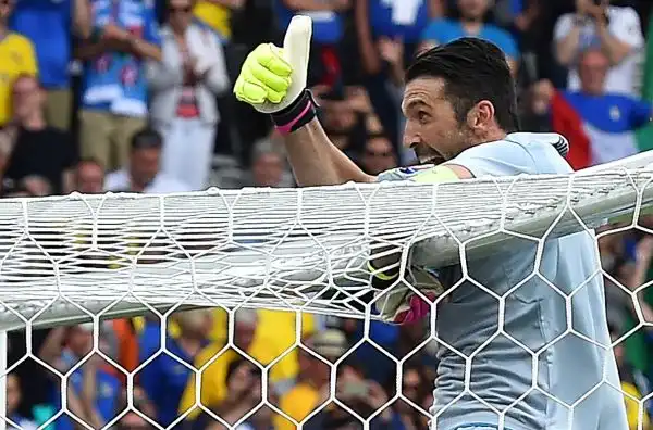 Grande soddisfazione per tutti gli azzurri dopo la vittoria contro la Svezia che vale gli ottavi a Euro 2016, e in partcolar modo per il leader della squadra Gigi Buffon.