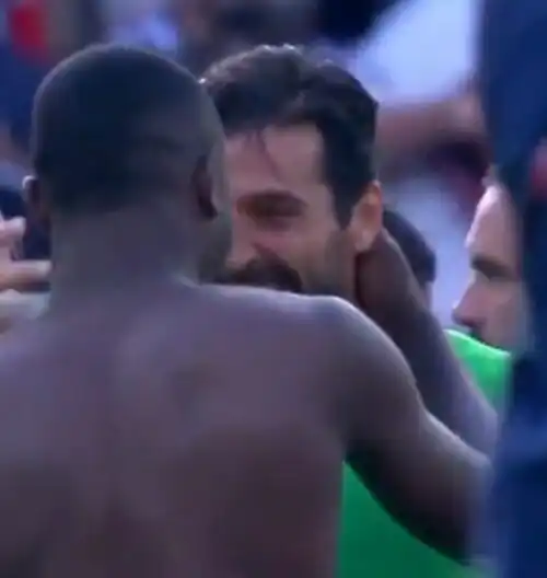 Buffon commosso saluta il figlio di Thuram