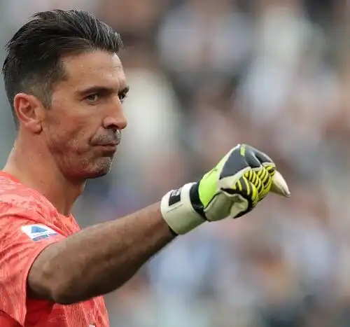 Buffon rende omaggio a Maldini