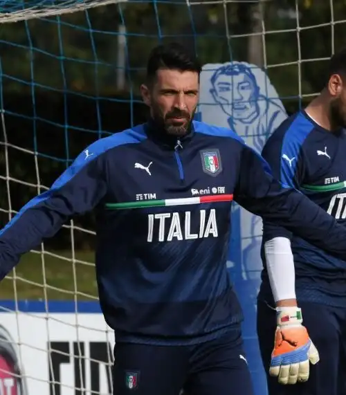 Gigi Buffon para le critiche a Gigio Donnarumma