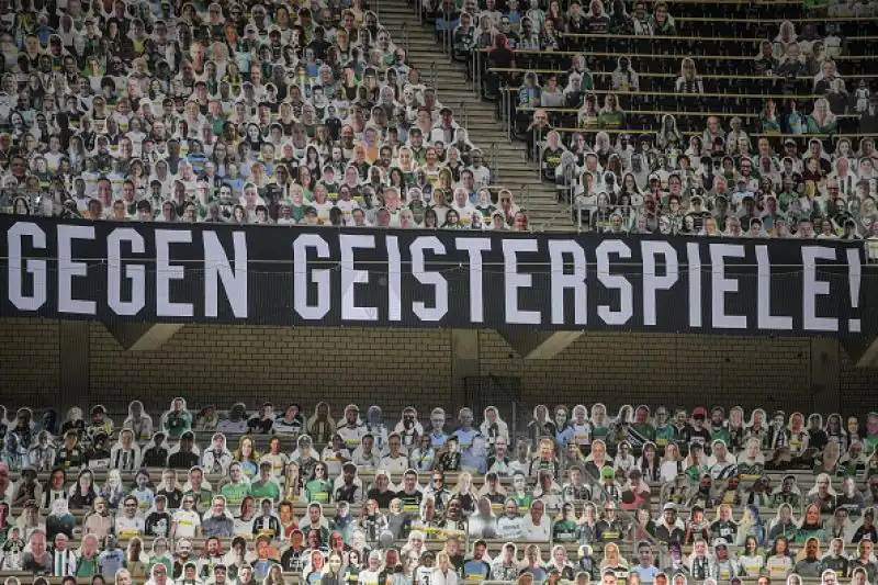 Al Borussia-Park di Monchengladbach i cartonati animano le curve in occasione del match tra Borussia e Bayer Leverkusen.