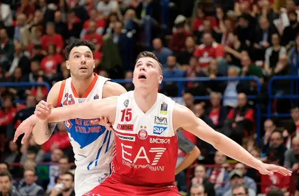 La partita a tratti è sembrata il replay di gara 1, poi l’Olimpia perde un po’ di fluidità e permette alla Red October Cantù di riavvicinarsi, senza però mettere mai a rischio il risultato finale.