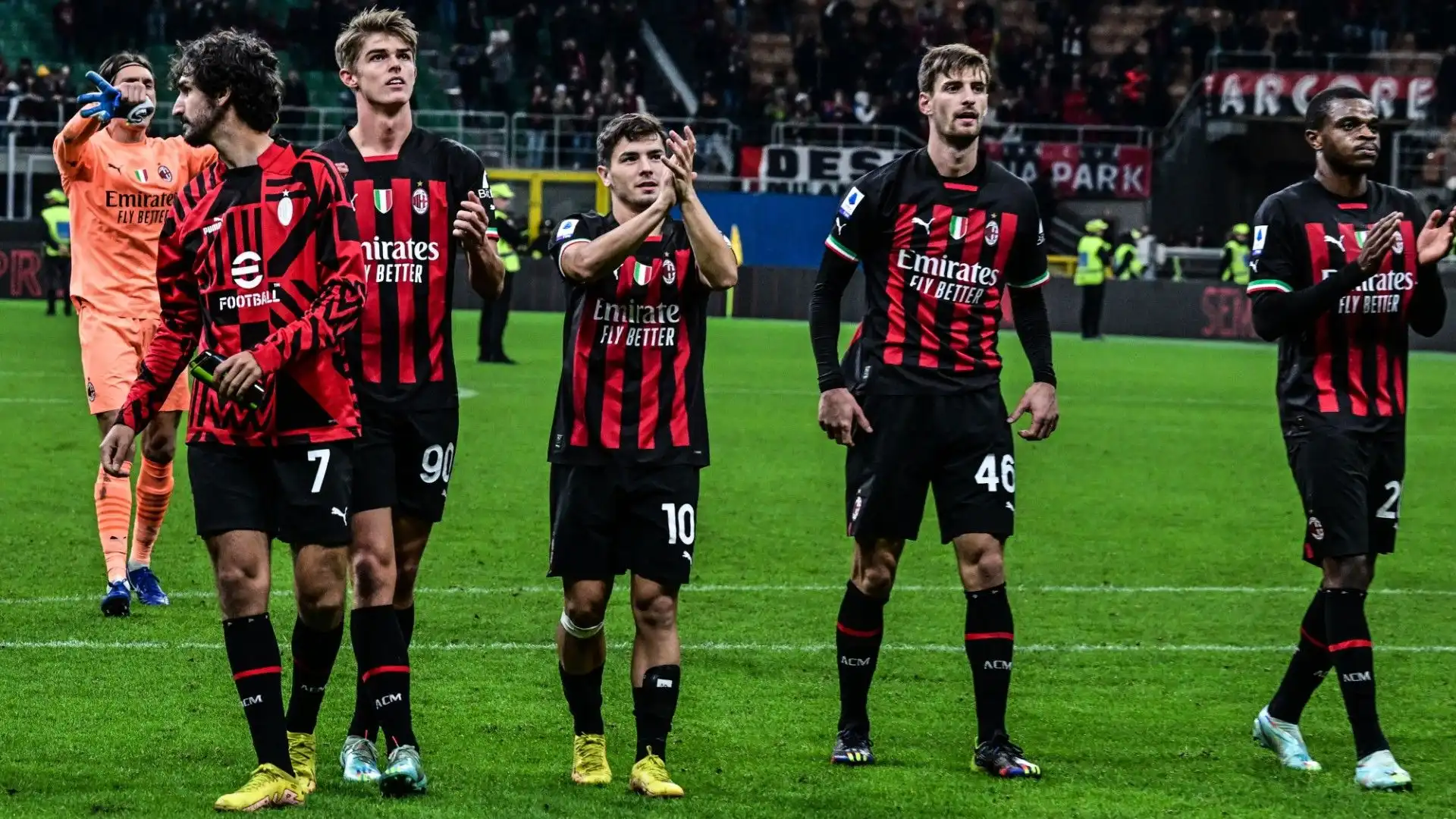 C'è la fila per un difensore del Milan: le foto
