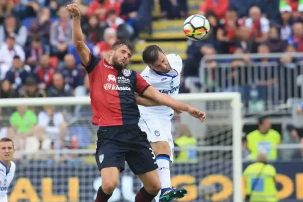 Ceppitelli firma la vittoria che conferma gli isolani in A, Dea sconfitta (Caldara sbaglia un rigore) e costretta a iniziare la nuova avventura europea a luglio.