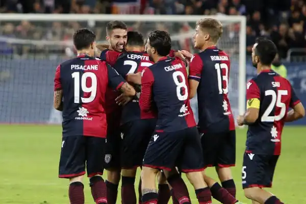 Incredibile la beffa per il Benevento, che al 94’ agguanta il Cagliari con un rigore di Iemmello e sogna il primo punto in Serie A ma viene superata al 96’ dal grandissimo colpo di testa di Pavoletti.