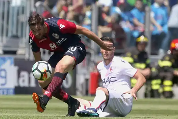 Cagliari e Bologna si spartiscono la posta in palio nell’anticipo dell’ora di pranzo della 34esima giornata di serie A.