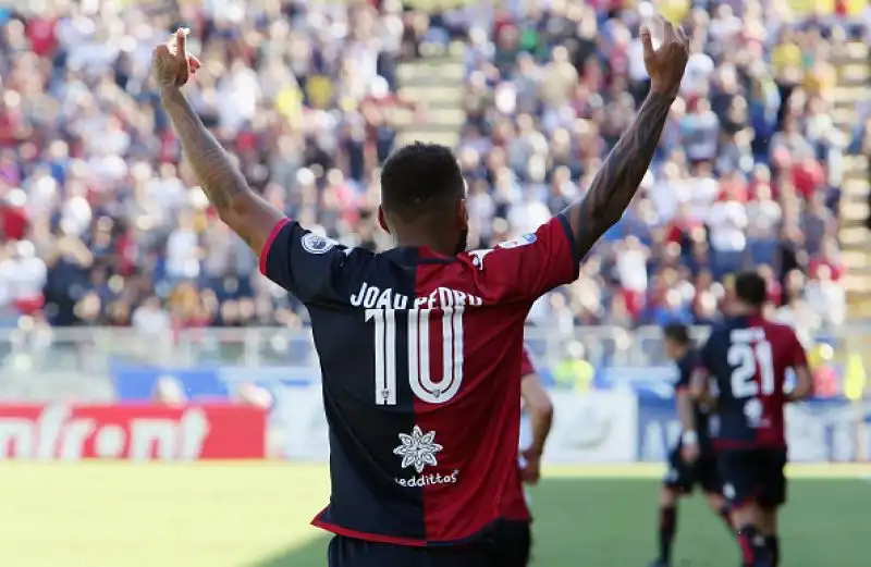 I rossoblu regolano la squadra di Filippo Inzaghi grazie ai gol di Joao Pedro e Pavoletti, e in classifica salgono così a nove punti.