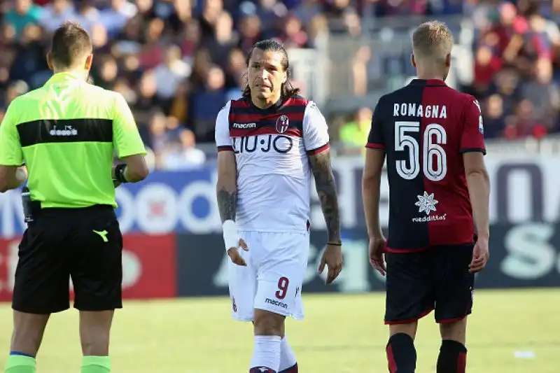 I rossoblu regolano la squadra di Filippo Inzaghi grazie ai gol di Joao Pedro e Pavoletti, e in classifica salgono così a nove punti.