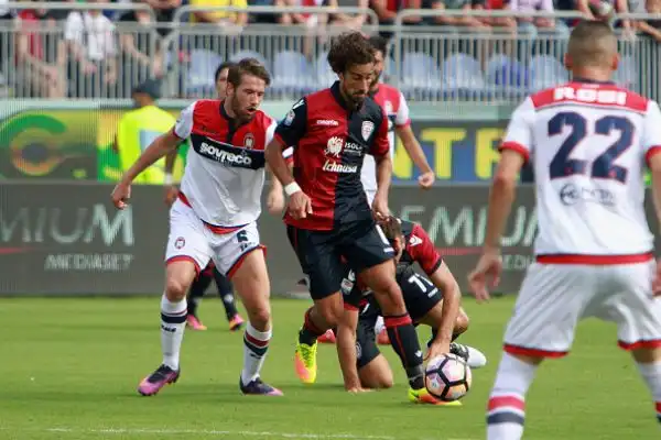 Vittoria interna del Cagliari che si riprende dallo choc del grave infortunio di Joao Pedro in rifinitura e regola il Crotone con le reti di Di Gennaro e Padoin, di Stoian il gol dei calabresi.
