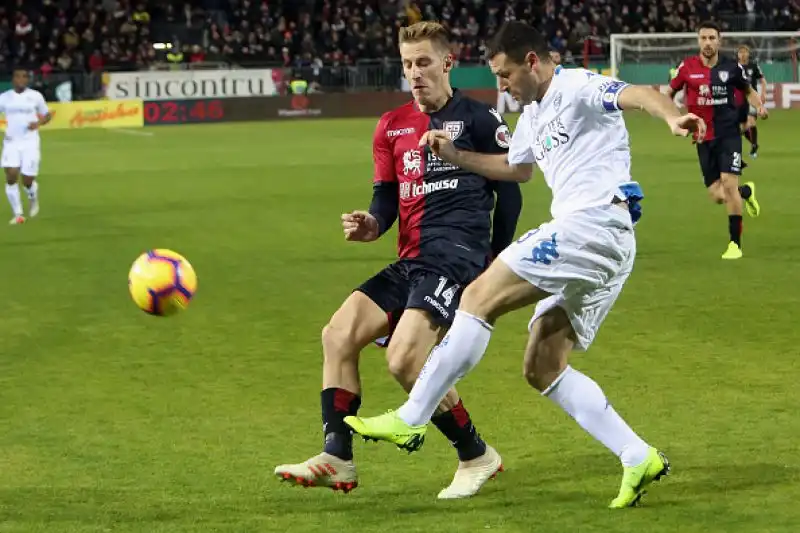 Alla Sardegna Arena finisce 2-2: la classifica resta poco rassicurante per entrambe.