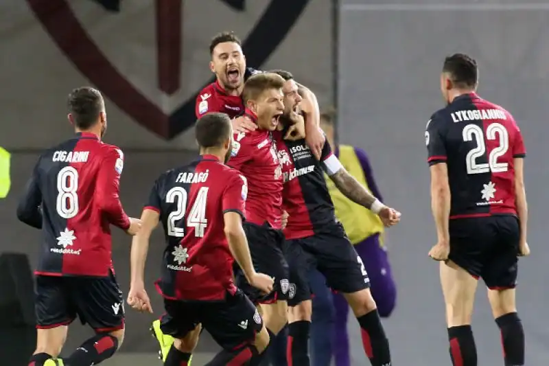 Joao Pedro e Ceppitelli stendono una viola che si sveglia troppo tardi.