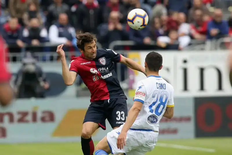 Il Cagliari piega in casa il Frosinone. Per i ciociari la B è ormai a un passo.