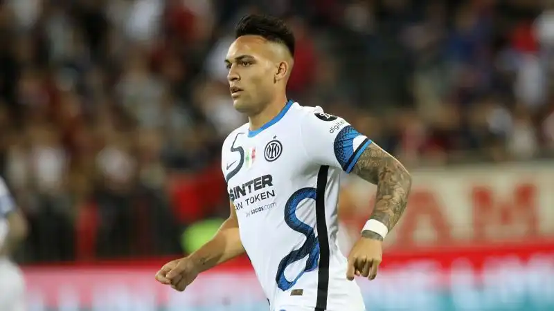 Martinez 7.5: bomber implacabile affossa il Cagliari con una doppietta