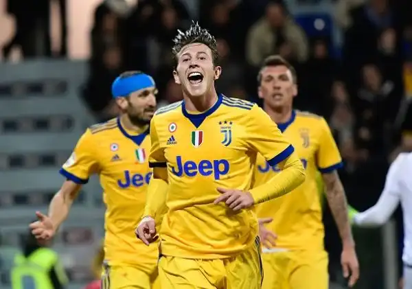 A Cagliari nel primo tempo due pali per la Juventus e Szczesny decisivo due volte, poi nella ripresa il gol di Bernardeschi e gli episodi contestati nel finale con la Juve che resta in scia al Napoli.