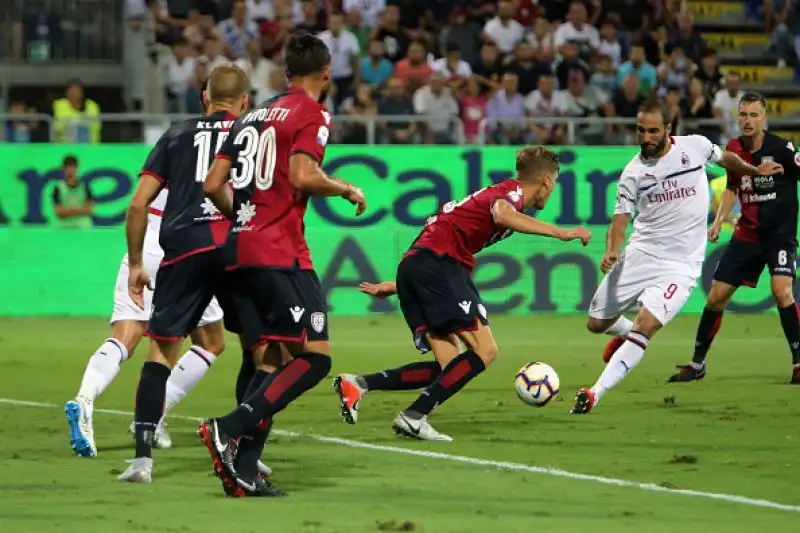 Il primo gol del Pipita fissa l'1-1 contro il Cagliari, in vantaggio grazie a Joao Pedro.