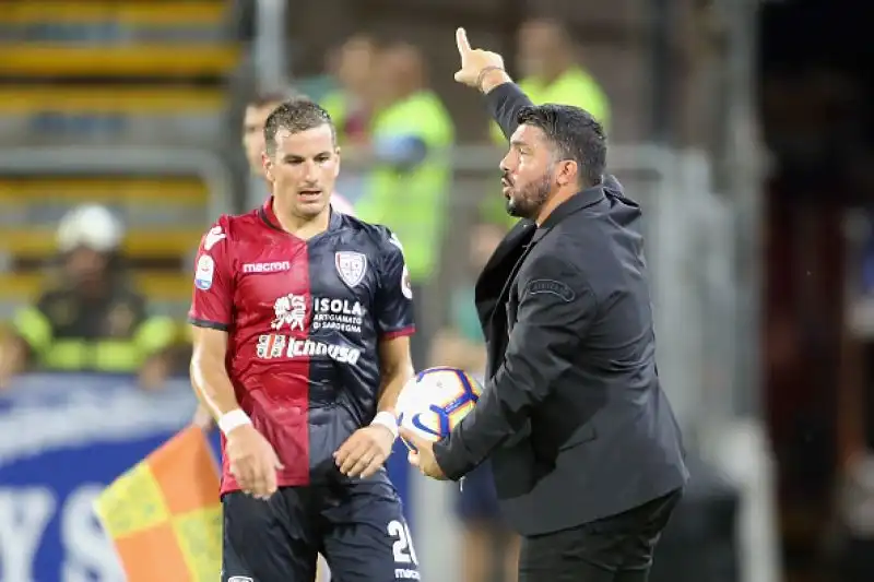 Il primo gol del Pipita fissa l'1-1 contro il Cagliari, in vantaggio grazie a Joao Pedro.